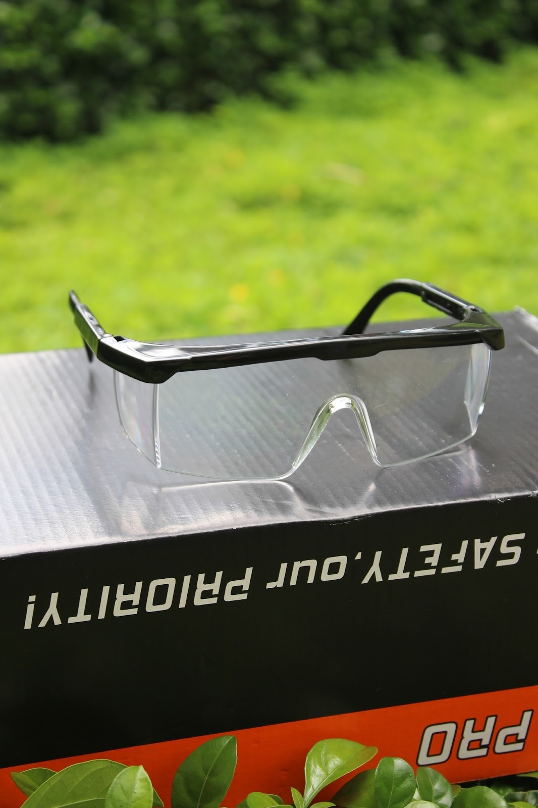 Có thể là hình ảnh về kính mắt và văn bản