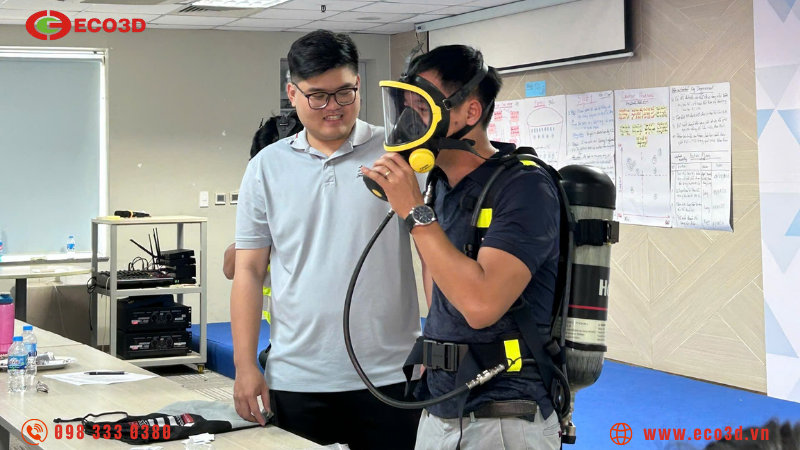 Kỹ thuật viên ECO3D hướng dẫn sử dụng thiết bị thở SCBA tại Cảng Cái Mép 