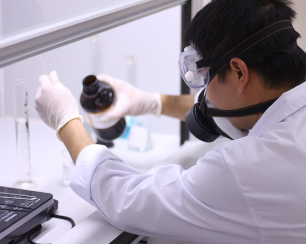 Sự cần thiết trong việc trang bị kính bảo hộ chống hóa chất