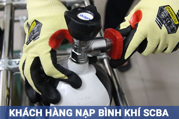 Khách hàng nạp bình khí SCBA