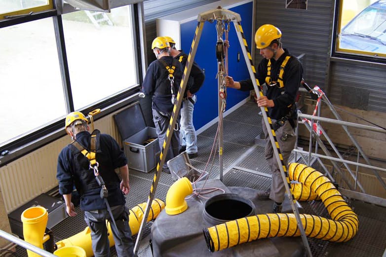 4 thiết bị an toàn lao động làm việc trong không gian hạn chế “Confined space”